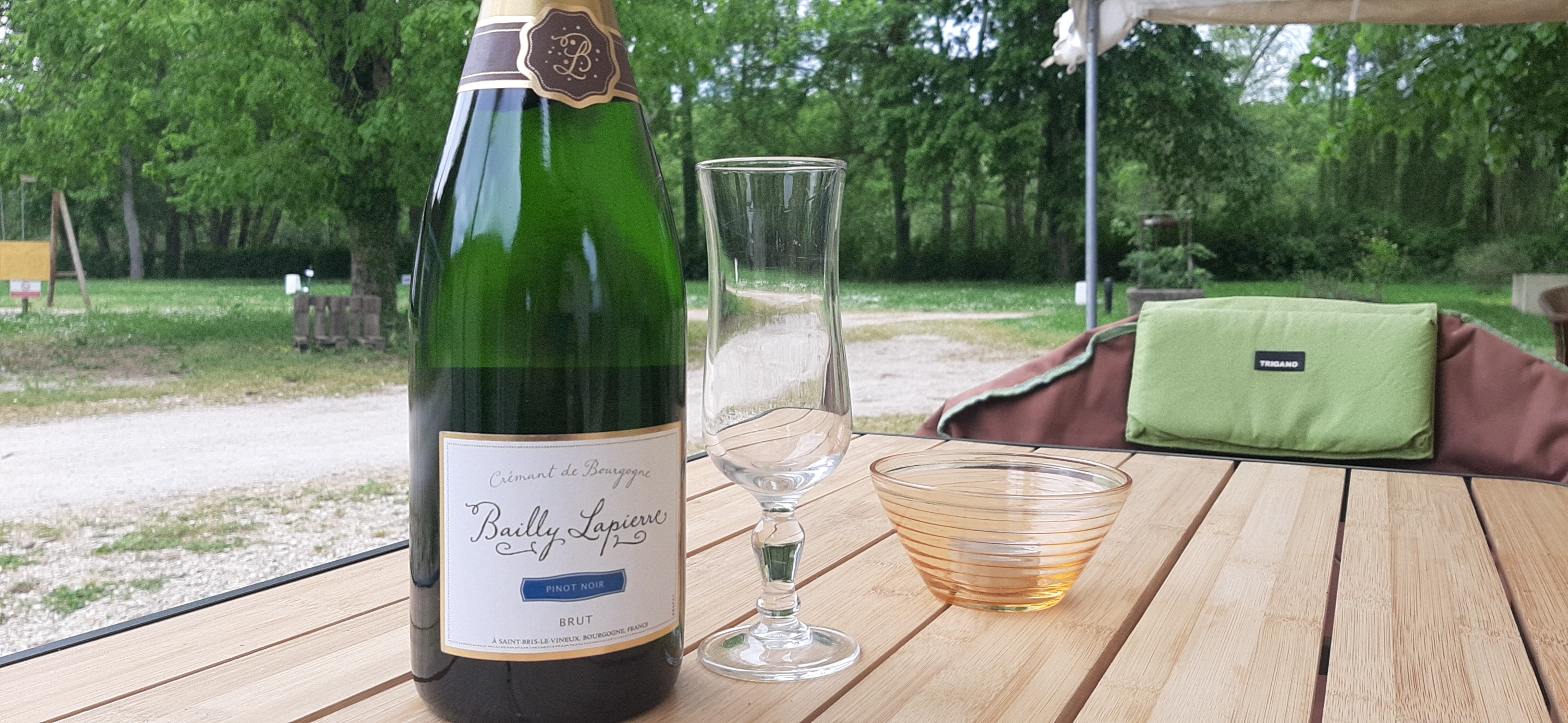 Photo d'une bouteille de crémant de Bourgogne et une coupe de champagne